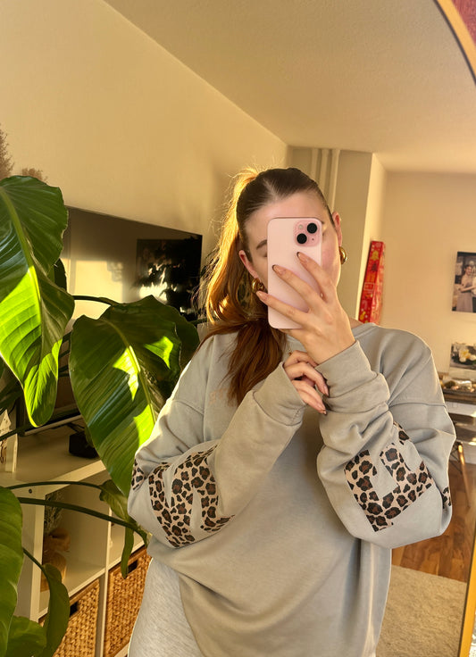 Leo Namasté Sweater - grau