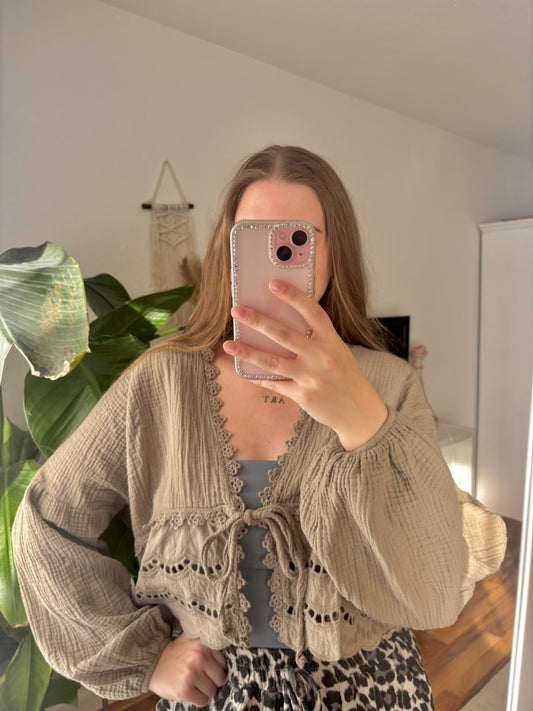 Musselin Bluse zum Binden mit Lochmuster – „Amelia / taupe“