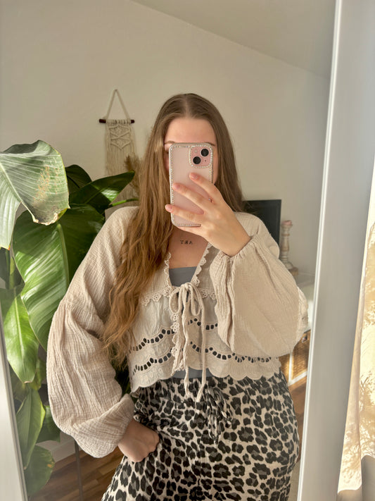 Musselin Bluse zum Binden mit Lochmuster – „Amelia / beige“