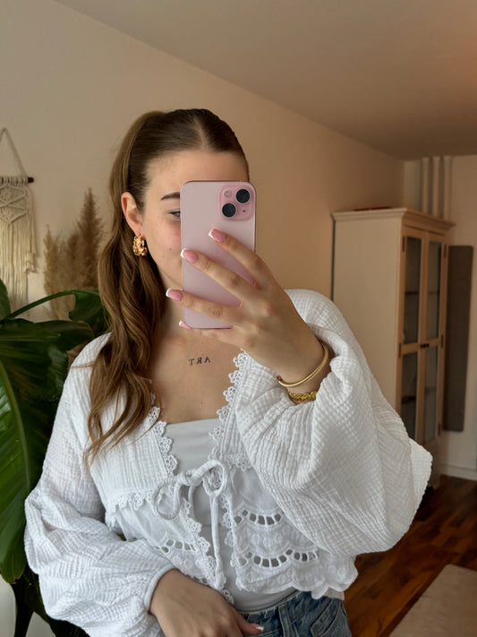 Musselin Bluse zum Binden mit Lochmuster – „Amelia / weiß“